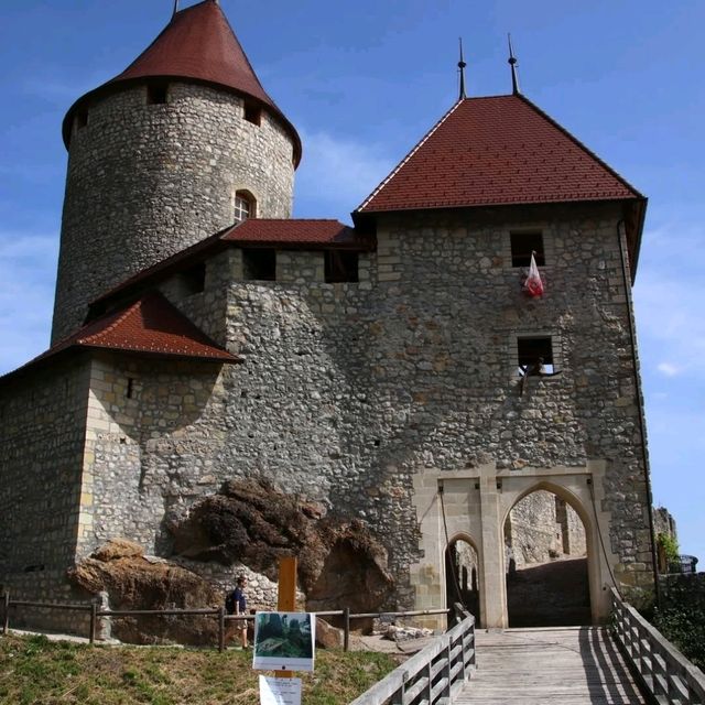 🏰🌄 “Whispers in the Hills: My Serene Visit to Zovnek Castle” ✨🕊️