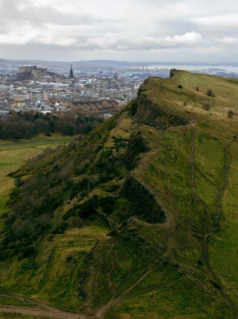 🏰 Edinburgh: A City of Castles and Closes 🌿📚🍺