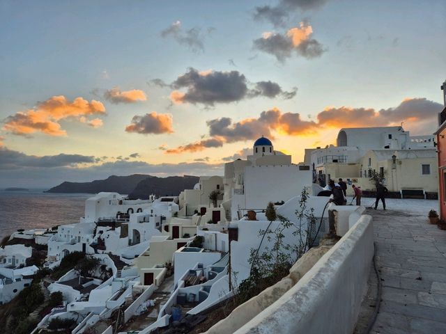 💫 Why Santorini Feels Like a Dream: The Island That Captures Your Heart 🌊 💫 Why Santorini Feels Like a Dream: The Island That Captures Your Heart 🌊