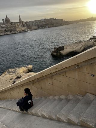 พร้อมสำหรับการพักผ่อนช่วงนอกฤดูกาลหรือยัง? ฉันไปเที่ยว Cassis และ Interlaken มาแล้ว และบอกเลยว่าบรรยากาศฤดูหนาวที่เงียบสงบและทิวทัศน์สุดอลังการนั้นยอดเยี่ยมมาก! 🧳✨

สถานที่ท่องเที่ยวยอดนิยมใน Cassis:
- Calanques de Cassis: อ่าวหินปูนที่สวยงามเหล่านี้ยิ่งน่าหลงใหลมากขึ้นในฤดูหนาว เส้นทางเดินป่า (เริ่มต้นที่ Avenue des Calanques เปิด 8.00-18.00 น.) จะเงียบสงบกว่า และคุณอาจได้ชมวิวคนเดียวก็ได้ เคล็ดลับเพิ่มเติม: สวมรองเท้าที่แข็งแรง และตรวจสอบสถานะเส้นทางล่วงหน้า เพราะบางเส้นทางอาจปิดในสภาพอากาศเลวร้าย!
- Port de Cassis: เดินเล่นในท่าเรือสีพาสเทลและชมเรือประมง ที่นี่สวยงามราวกับภาพวาดได้ทุกเวลา แต่ฤดูหนาวหมายถึงโต๊ะที่ดีกว่าในร้านกาแฟริมน้ำ ลองทานอาหารกลางวันที่ Le Grand Large (1 Quai Jean Jacques Barthélemy)

- เมืองเก่า Cassis: สำรวจตรอกแคบๆ เพื่อหาร้านค้าท้องถิ่นและบาร์ไวน์บรรยากาศอบอุ่น ฉันชอบแวะเข้าไปที่ Fromagerie Marin (6 Rue Alexandre Gervais) เพื่อซื้อชีสสดๆ

ทำไมถึงควรมาเที่ยวในฤดูหนาว? ราคาโรงแรมใน Cassis ลดลง ร้านอาหารให้ความรู้สึกเหมือนเป็นคนท้องถิ่นมากขึ้น และคุณจะได้พบกับชาว Cassis ตัวจริง ไม่ใช่แค่พวกนักท่องเที่ยว ☕️ คำแนะนำของฉัน: เตรียมเสื้อผ้าหลายชั้น เพราะกลางคืนอากาศเย็นลง

การเดินทาง: เมืองนี้สามารถเดินเที่ยวได้ แต่มีจักรยานให้เช่าสำหรับไปเส้นทางเดินป่า รถประจำทางมีตารางเวลาจำกัดในฤดูหนาว ดังนั้นวางแผนการเดินป่าให้เหมาะสม!

อาหาร: ต้องลองชิมบูยาเบส (bouillabaisse) สตูว์ปลาเข้มข้น ที่ร้านอาหารริมท่าเรือ จับคู่กับไวน์ขาวท้องถิ่นจากไร่องุ่นของ Cassis เอง รับรองว่าอร่อยลงตัว

เคล็ดลับทั่วไป: ร้านค้าส่วนใหญ่รับบัตรเครดิต แต่ควรเตรียมเงินสดไว้บ้างสำหรับร้านเบเกอรี่เล็กๆ พระอาทิตย์ตกเร็ว ดังนั้นควรวางแผนกิจกรรมกลางแจ้งในช่วงกลางวัน

#CassisWinter #HiddenEurope #TravelSmarter