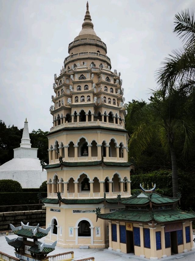 130 Replicas of World Wonders squeezed