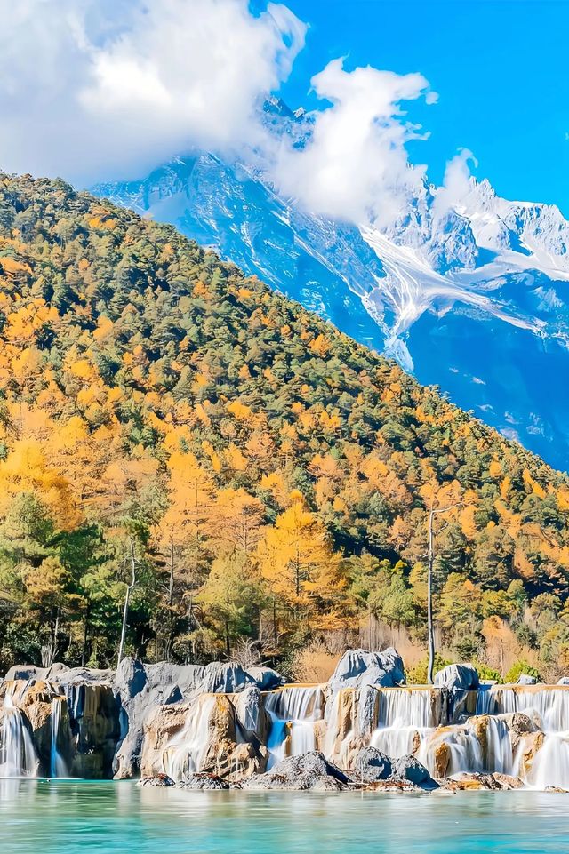 雲南的美景不需要濾鏡，尤其藍月谷的水，春來江水綠如藍