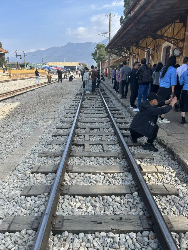 碧色寨駅｜静かなフランス風の小さな駅が賑やかになり、ネットで有名な撮影スポットになりました