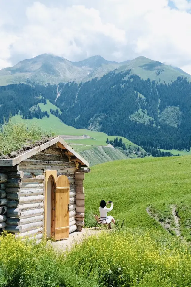 Qiongkushitai, this homestay surrounded by the grasslands, has an amazing view from the window!