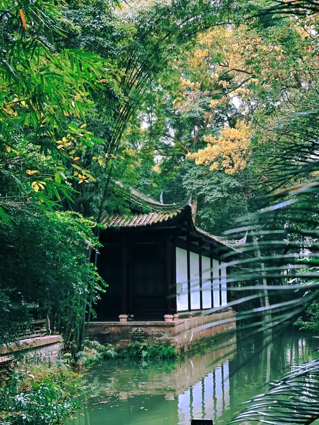 When visiting Chengdu with children in spring, you must visit the Du Fu Thatched Cottage Museum to experience the profound cultural heritage of history