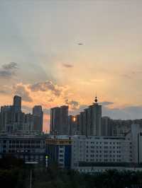 深圳酒店高樓美景看日落和飛機