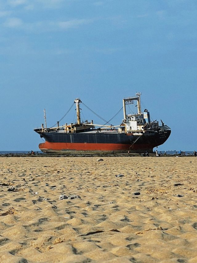 海花島｜擱淺船與大海