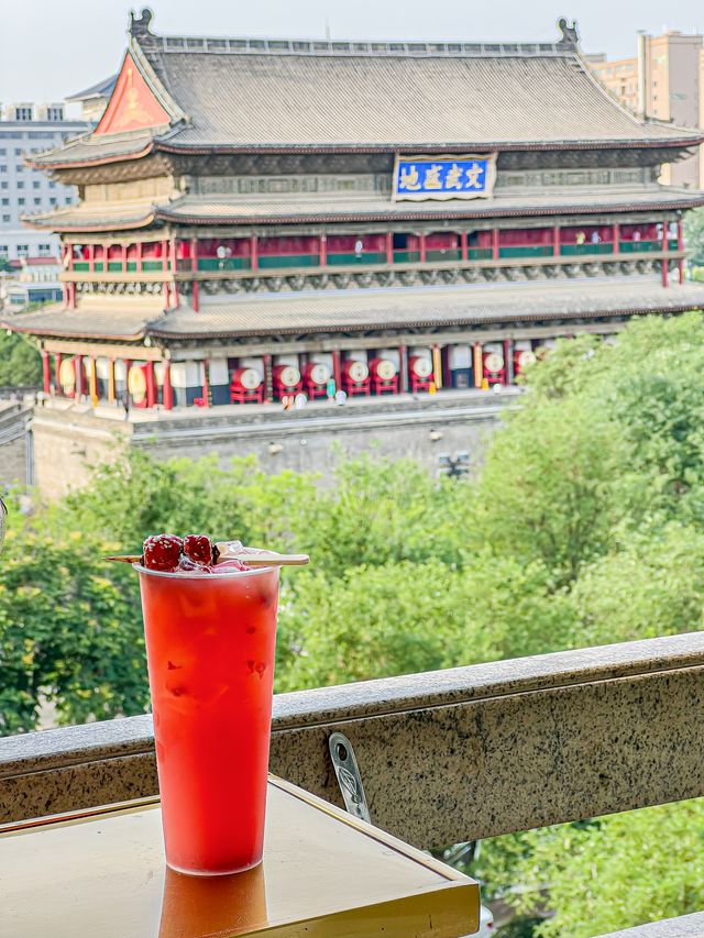 An exceptional viewing spot at the Drum Tower‼️ Enjoy hotpot and the view without compromise!