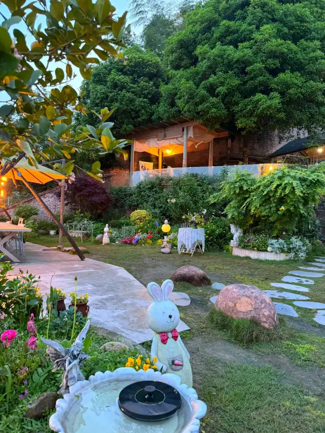 五一に青城山の独立した別荘の庭で雨の日の実況写真