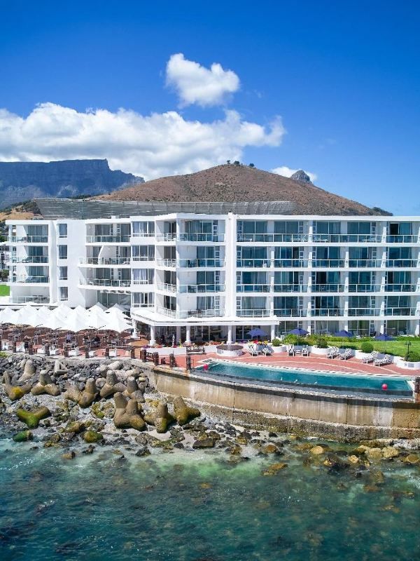 🌟 Cape Town Escapes: Luxe Stays at Radisson Blu! 🌊