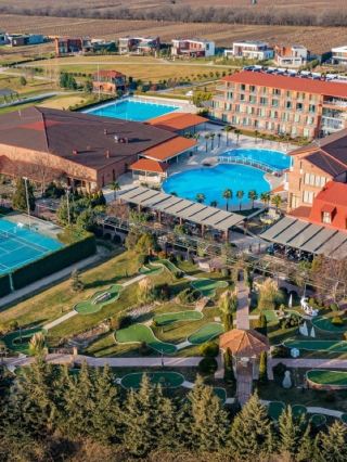 🏌️‍♂️ Swing into Luxury at Kachreti's Golf Haven 🍇