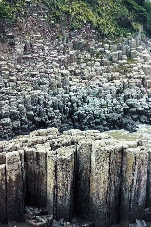 之前見到過韓國濟州島的柱狀節理帶，沒有中國象山的壯觀！