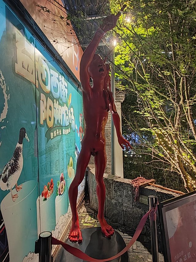 阳朔縣是中國廣西壯族自治區桂林市轄下的縣，位於漓江西岸，距離桂林市區65公里。阳朔以其獨特的自然風光而聞名,被譽為"桂林山水甲天下,阳朔堪稱甲桂林",這高度概括了阳朔自然風光在世界上所佔有的重要位置。阳朔的自然風光可以用四個詞形容:"山青、水秀、峰奇、洞巧"。
