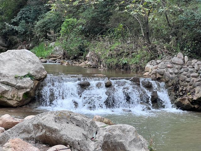北京門頭溝龍門洞：探秘礫岩溶洞奇觀。