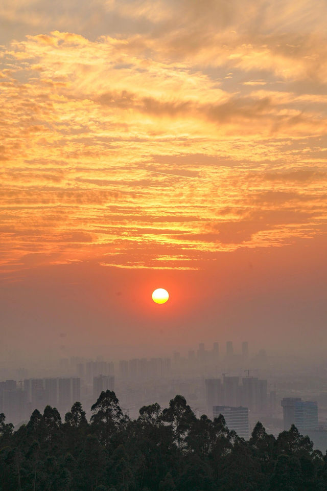 地鐵直達，步行約半小時即可到達網紅打卡熱點——景色優美的藍眼淚天池。