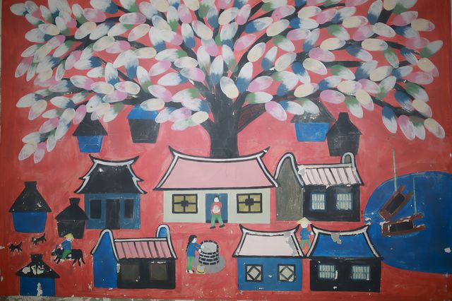 賞滿地紅楓，看農民畫，這裡是季節限定的紅色。
