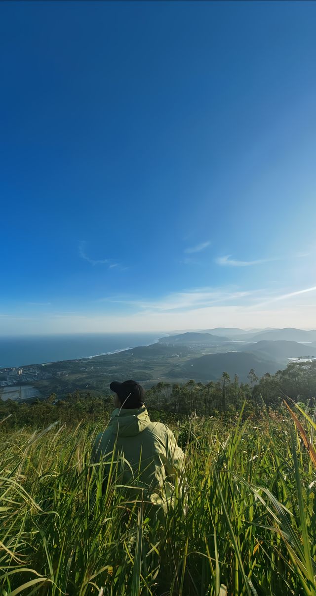 海南登山遠足·觀賞山頂絕美風光。