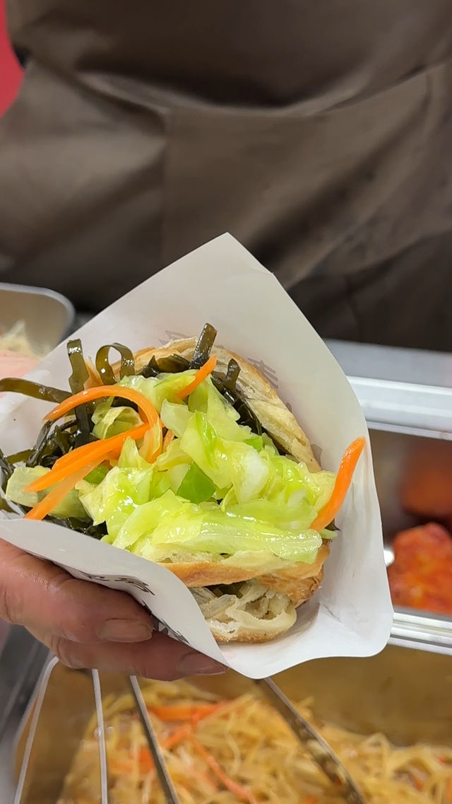 遼塔文化園附近有家肉夾饃，香氣四溢！