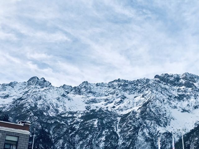 滿屏雪山霧凇的滑雪場