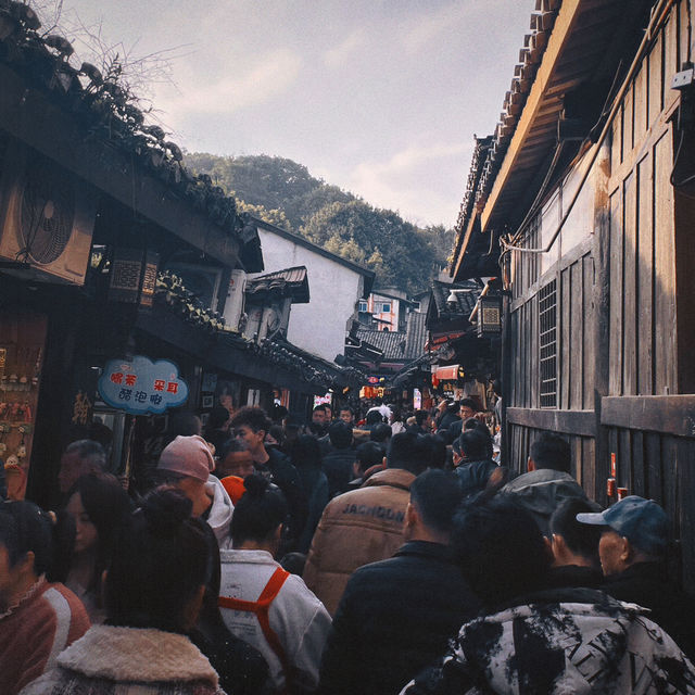 一人去旅行｜到處都是人，沙坪壩區磁器口古鎮太有年味兒了，很熱鬧
