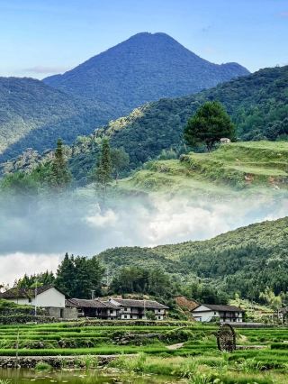 Camp amidst the high-altitude terraced fields and witness breathtaking sunrises and sunsets!

