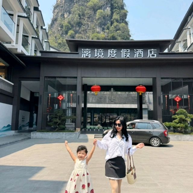 **Family Trip to Yangshuo | The Massive Mountain-View Room Took My Breath Away! ⛰**  