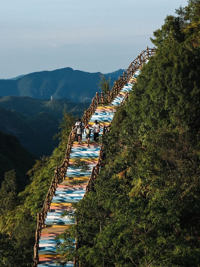 廣西小眾遊！喺海拔1466米山頂懸崖露營
