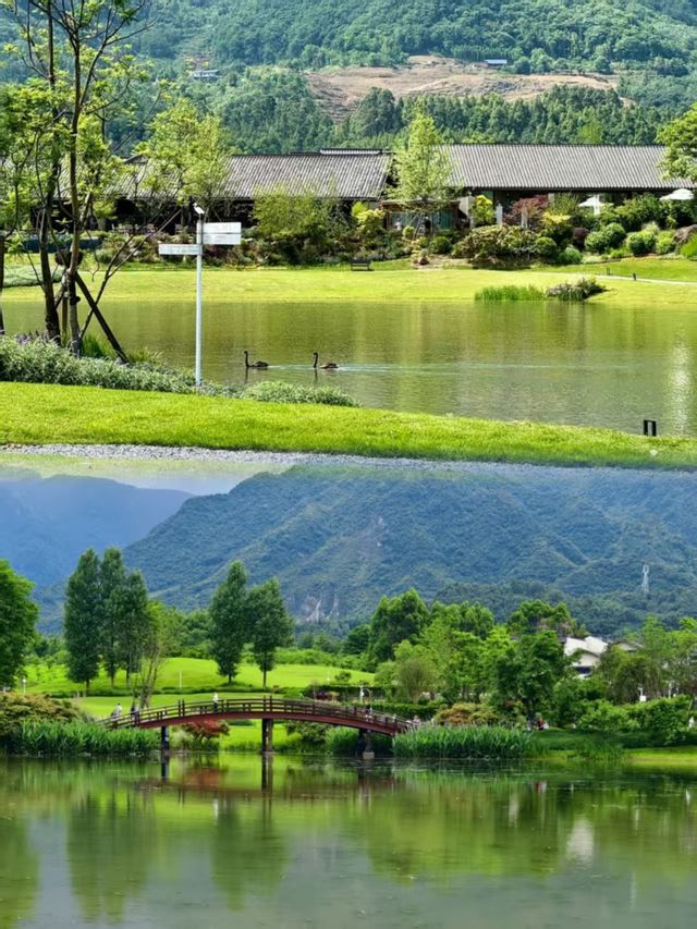 成都出發1.5小時，闖入山水油畫世界！