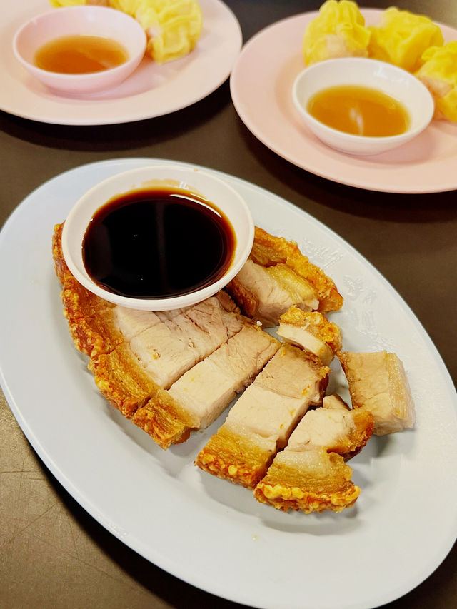 🥓曼谷米其林級街頭美食！脆皮燒肉酥到掉渣的國民小吃～