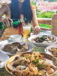 真沒想到在山裡食飯也能這麼浪漫  青山漁村不僅民宿好住，食物也好好 在露台食飯，吹吹海風看看海