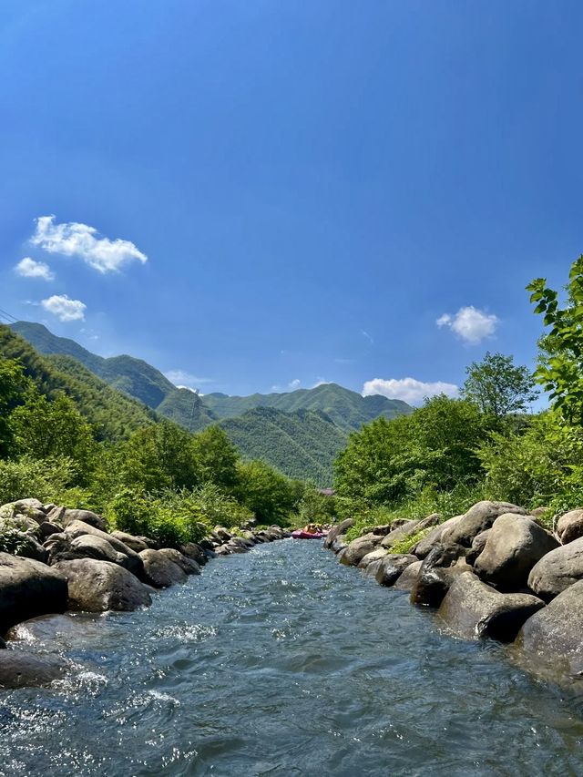 安吉解放雙手溯溪撈魚漂流爽玩一夏