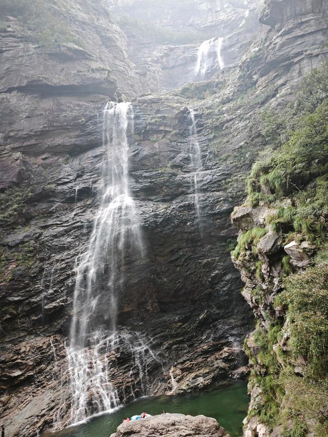 廬山，這座被譽為「人文聖山」的避暑勝地，正靜靜等待你的到來。讓人完全沉浸於它的詩意與清涼。 行程安