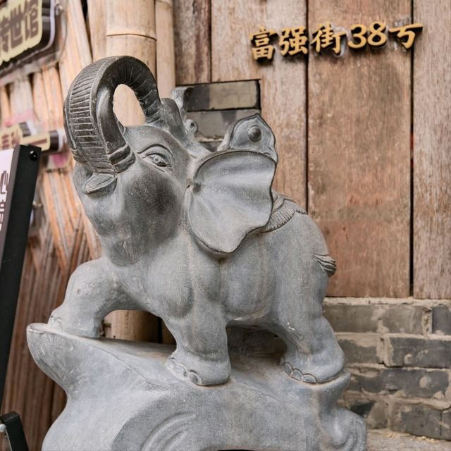 Beautiful Sculptures in Qibao Ancient Town 🗿🌸🏮