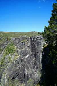 挪威沃爾令斯瀑布｜峽灣邊的壯闊水幕奇觀
 
作為挪威家喻戶曉的自然地標，沃爾令斯瀑布藏於峽灣深處，自