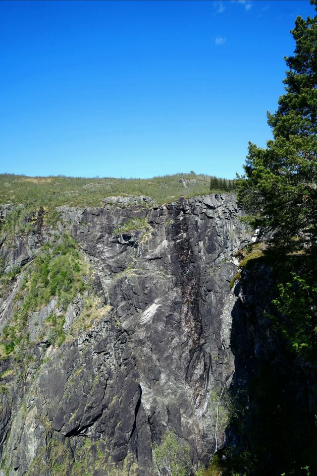 挪威沃爾令斯瀑布｜峽灣邊的壯闊水幕奇觀
 
作為挪威家喻戶曉的自然地標，沃爾令斯瀑布藏於峽灣深處，自