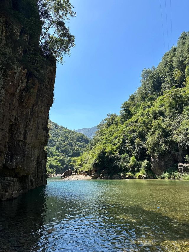 韶關必背瑤寨｜碧水青山映瑤寨 長鼓舞韻醉遊人