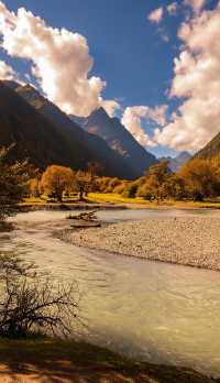 秋季最美川西小眾秘境,雪山下的藏寨美到失語