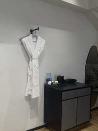 在版納告莊星光夜市的喧囂旁，竟藏著這樣一處靜謐花園