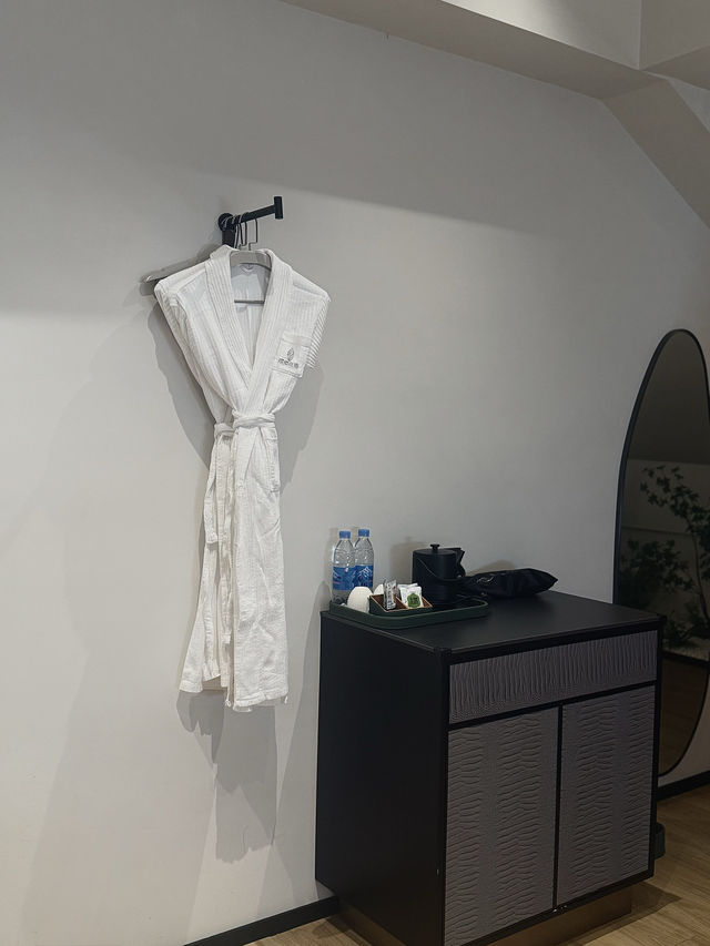 在版納告莊星光夜市的喧囂旁，竟藏著這樣一處靜謐花園