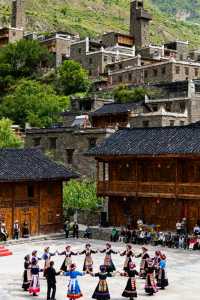 逃離熱浪,奔赴隴南22℃的夏天!在宕昌,邂逅山水、紅城與藥香裡的療癒之旅 當盛夏的熱浪席捲城市,你