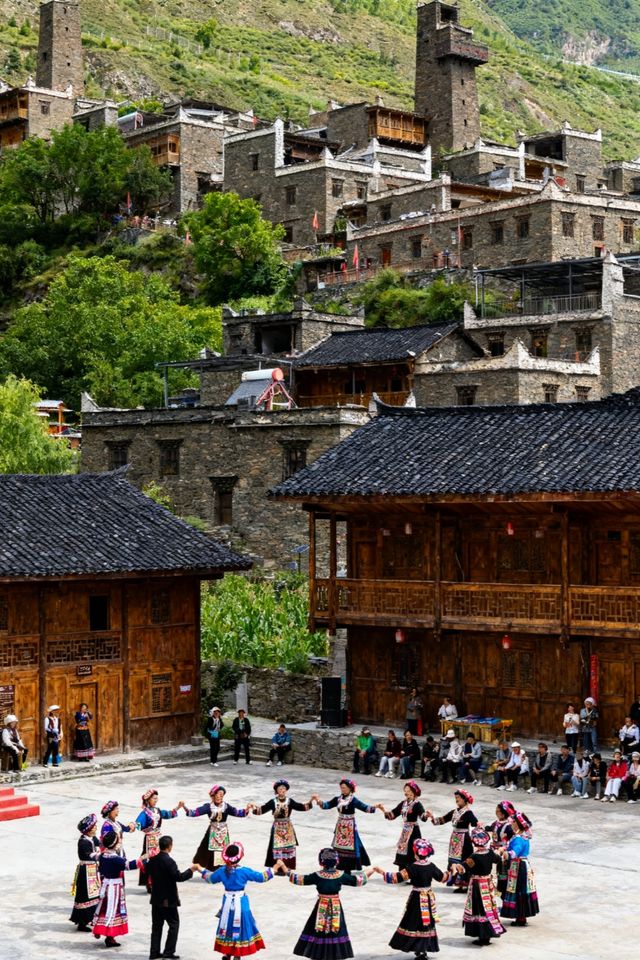 逃離熱浪,奔赴隴南22℃的夏天!在宕昌,邂逅山水、紅城與藥香裡的療癒之旅 當盛夏的熱浪席捲城市,你 逃離熱浪,奔赴隴南22℃的夏天!在宕昌,邂逅山水、紅城與藥香裡的療癒之旅 當盛夏的熱浪席捲城市,你