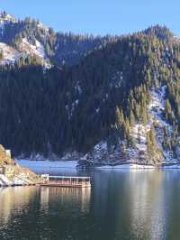 天山天池:在王母瑤臺間淬鍊億年寒玉的雲端鏡宮