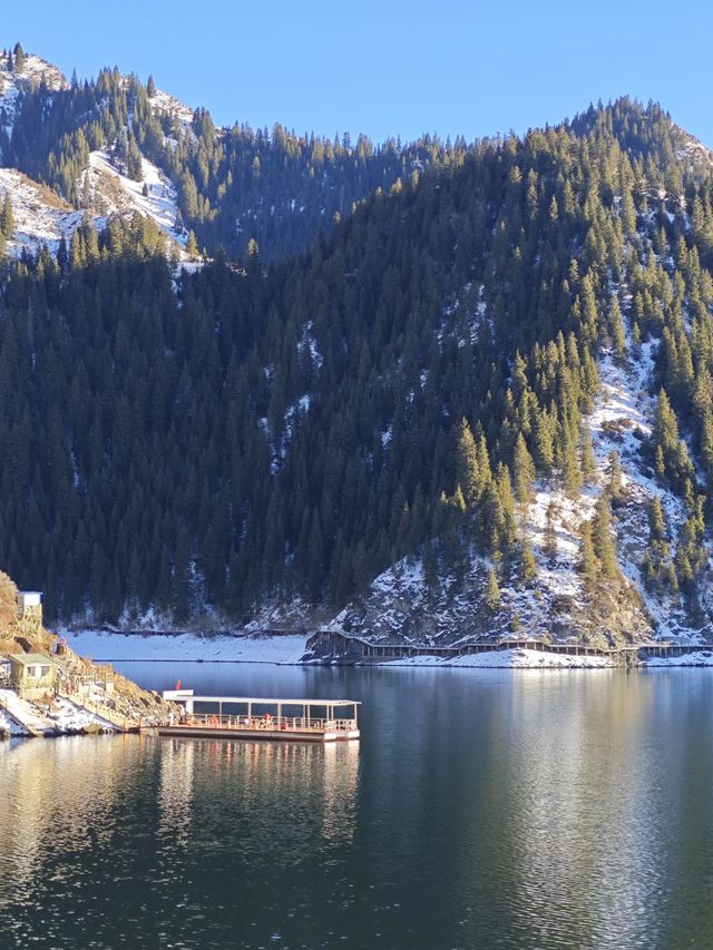天山天池:在王母瑤臺間淬鍊億年寒玉的雲端鏡宮 天山天池:在王母瑤臺間淬鍊億年寒玉的雲端鏡宮