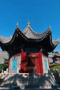 廣仁寺,這座由康熙皇帝敕建的藏傳格魯派寺院,已有300多年歷史,承載著漢、藏、蒙多元文化的交融。踏入