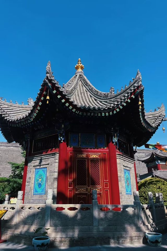 廣仁寺,這座由康熙皇帝敕建的藏傳格魯派寺院,已有300多年歷史,承載著漢、藏、蒙多元文化的交融。踏入 廣仁寺,這座由康熙皇帝敕建的藏傳格魯派寺院,已有300多年歷史,承載著漢、藏、蒙多元文化的交融。踏入