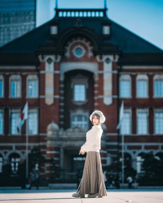 คู่มือถ่ายภาพแสงยามเช้าที่สถานีมารุโนอุจิ โตเกียว: บันทึกภาพมุมถ่ายภาพสุดสร้างสรรค์ของสาวญี่ปุ่น