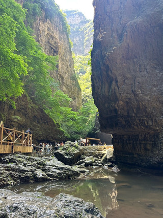 A 2-hour drive from Beijing | Stream trekking and water play at Yesanpo 🍉 is the right way to spend summer! It's 10°C+ cooler here than in the city, with mountain breezes carrying moisture, and the air itself tastes sweet. The kids said it's "100 times more fun than an amusement park," because—
You can wade in the water, catch fish, scream, and run wild—this is what a childhood summer should be! 🌿
(Includes a full guide for navigation, admission tickets, and parking—a must-save for parents!)
· --
📍Location: Bailixia, Yesanpo, Laishui County, Baoding, Hebei
🚗Driving: From Beijing, take the Jinggang'ao Expressway → Capital Ring Expressway, and exit at Yesanpo. The whole trip takes about 2 hours (assuming no traffic).
🅿️Parking: There's a huge parking lot at the scenic area entrance, CNY 20/day. There are plenty of spots, so bringing a stroller is no problem at all!
🎫Admission: CNY 100 for adults, free for children under 1.2m, and half price for students (buy online in advance to save CNY 5).
· --
🌊Stream trekking route for families (tested and energy-saving):
🔫
Walk up along the boardwalk. There are two branches: Haitang Valley and Shi Xuan Gorge. I recommend the Shi Xuan Gorge direction: it's gentle and shady, with a stream accompanying you the whole way. The kids can wade and pick up stones, and when they get tired, they can sit on a rock and eat watermelon (remember to bring a trash bag~).
On the way back, if the kids are out of energy, just take the cable car (CNY 50 one-way) to overlook the canyon—it's another kind of breathtaking experience!
· --
📸Must-take photo spots:
1️⃣ The light and shadows in the "Yixiantian" (A Glimpse of Sky) canyon—use your phone in landscape mode to film the slow-motion flowing water. It's amazing!
2️⃣ Use the large rocks by the stream as a "natural dining table," set out fruit and snacks, and the picnic vibes will be off the charts.
3️⃣ Burst mode photos of splashing water—the kids' smiling faces will be the best poster of the summer~
· --
⚠️Tips for parents:
🔸Have the kids wear water shoes (don't wear flip-flops! The stones are slippery).
🔸Bring an extra set of dry clothes + a large towel so they can change in the car after playing.
🔸There are grilled sausages and corn in the scenic area, but I recommend bringing your own sandwiches + fruit; it tastes better by the stream.
🔸Note for stroller users: You can put folding strollers on the electric shuttle buses, but there are many steps on the boardwalk, so I recommend using a baby carrier or a portable child carrier.