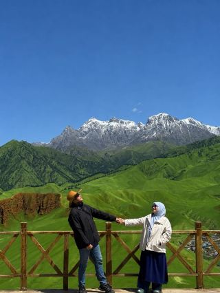 I’m at one of the most unusual places I’ve found in China. It still feels fresh and uncrowded, though I think it may become very popular in the next two or three years.

This is Qilian Mountain in Gansu Province. It is suitable for senior citizens and families with children. Best of all, the altitude is not as high as in Yunnan or Sichuan. There is no need to hike here—you can take an escalator up and a roller coaster down.