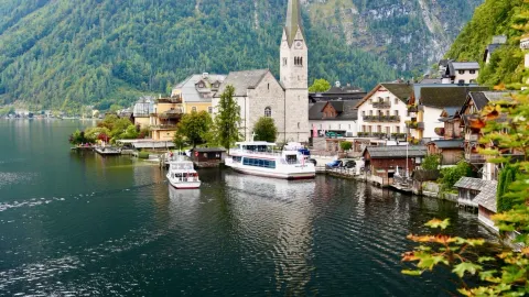 Avoid the tourist crowds! Hallstatt at 8:30 in the morning is the real World Heritage Site and postcard-perfect scene. — traveler post in Hallstatt