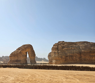 アルウラ(AlUla / 欧拉)の概要 アルウラはサウジアラビア北西部に位置し、砂漠の谷にある千年続くオアシスです。